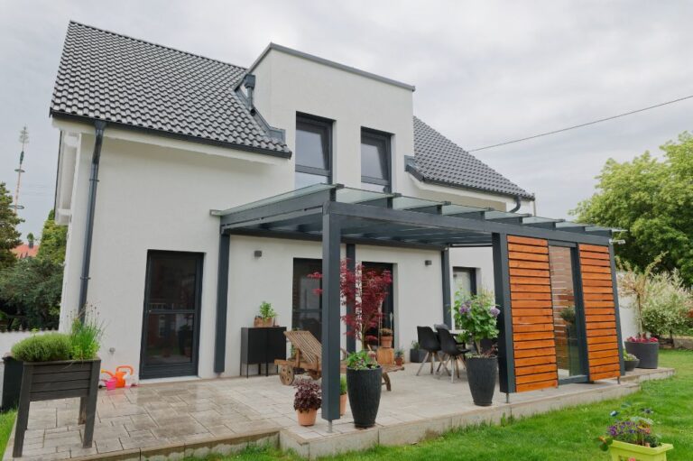 dom prefabrykowany od strony ogrodu