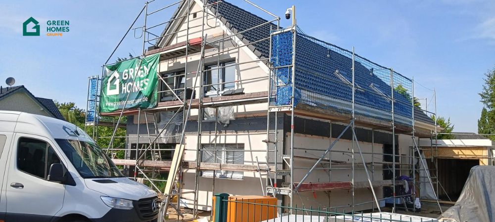 wykonywanie ocieplenia podczas budowy domu prefabrykowanego